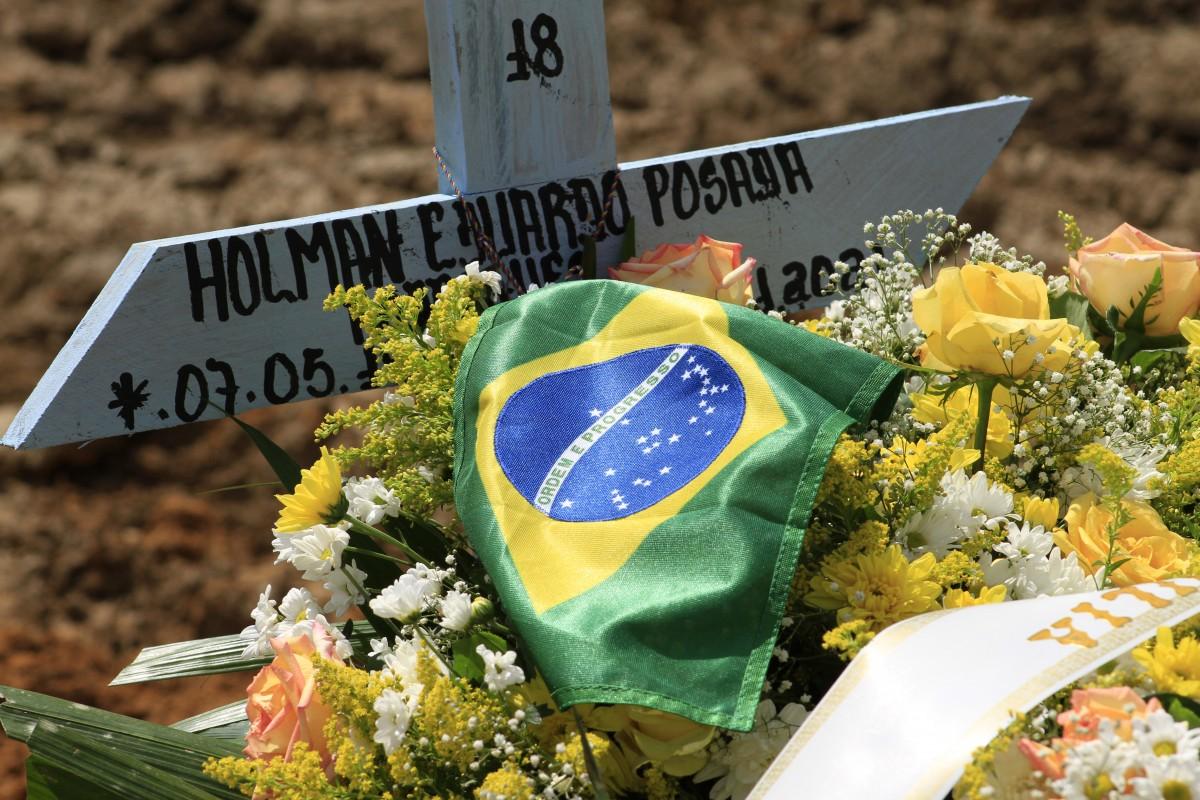 O Brasil, de 212 milhões de habitantes, tornou-se fonte de preocupação global devido à falta de coordenação de suas políticas de saúde e ao surgimento de uma variante local do vírus, batizada de P1, considerada muito mais contagiosa (AFP)