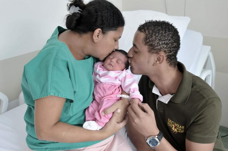 Heloysa, ao lado dos pais: ela nasceu de oito meses e com 2,7 quilos (Leandro Ferreira/AAN)