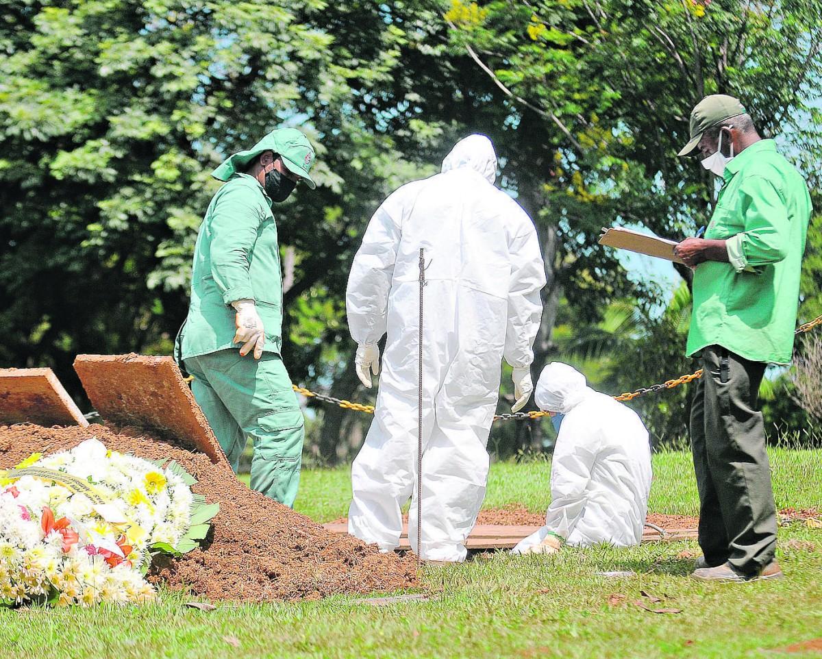 Familiares participam de mais um sepultamento em Campinas: desde o início da pandemia, a covid matou 2.198 pessoas na cidade (Kamá Ribeiro/ Correio Popular)