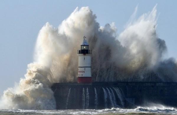 O farol da cidade inglesa de Newhaven &eacute; fortemente arrebatado pelas ondas do mar durante tempestade desta sabado (France Press)