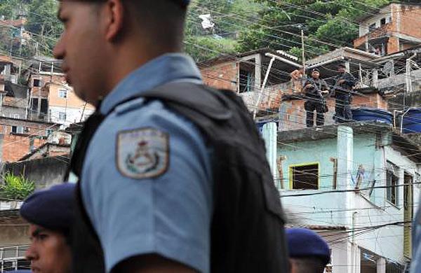 Policiais militares fazem opera&ccedil;&atilde;o no Morro do Juramento, em Vicente de Carvalho, no Rio (Agência Brasil)