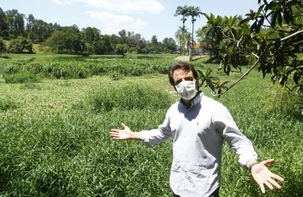 J&uacute;lio Sandroni, s&iacute;ndico do Iate Clube, usa m&aacute;scara contra odor na represa ( Gustavo Tilio/Especial para a AAN)