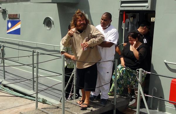 Jos&eacute; Alvarenga &eacute; apoiado por militar ap&oacute;s ser resgatado em alto mar (France Press)
