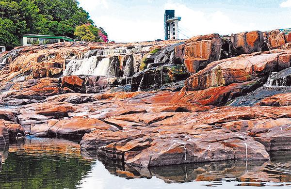 No salto do Piracicaba, quase não existe mais água: cena que choca (Del Rodrigues/Gazeta de Piracicaba)