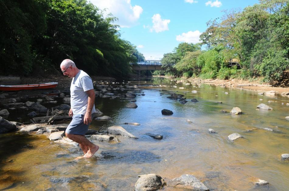 N&iacute;vel do Rio Atibaia, que abastece 95% de Campinas, abaixa ainda mais e impede o uso de canoa; Antonio C&acirc;ndido Sim&otilde;es atravessa o leito andando ( Dominique Torquato/AAN)