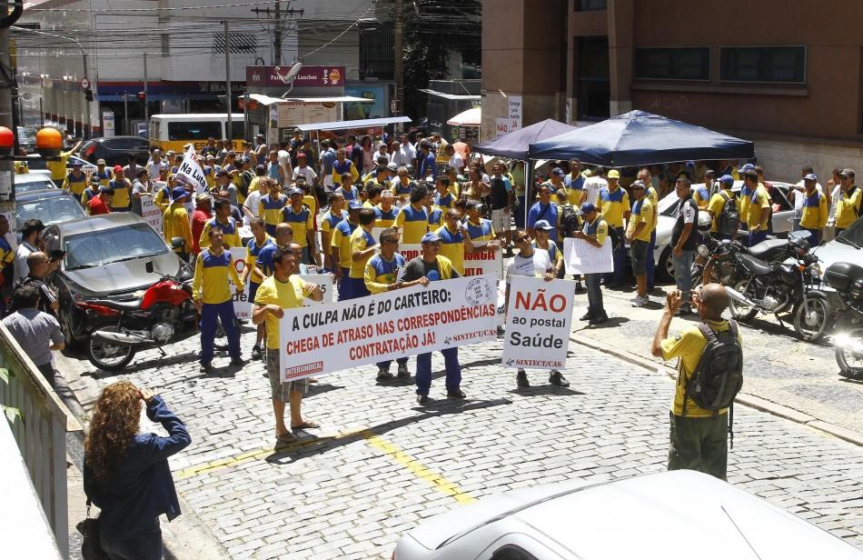 Cerca de 100 funcion&aacute;rios dos Correios participaram da passeata pelas ruas do Centro de Campinas ( Gustavo Tilio/Especial para a AAN)