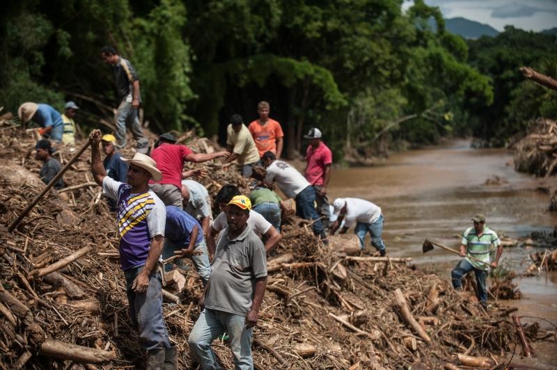 Moradores de Itaoca, no Vale do Ribeira, contabilizam prejuízos e buscam por desaparecidos depois de enchente que atingiu a cidade no dia 12 (Agência Basil)