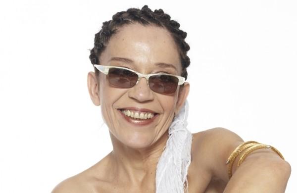 Alzira Esp&iacute;ndola - que agora assina Alzira E. - est&aacute; em novo momento de sua trajet&oacute;ria como cantora e compositora ( Divulgação)