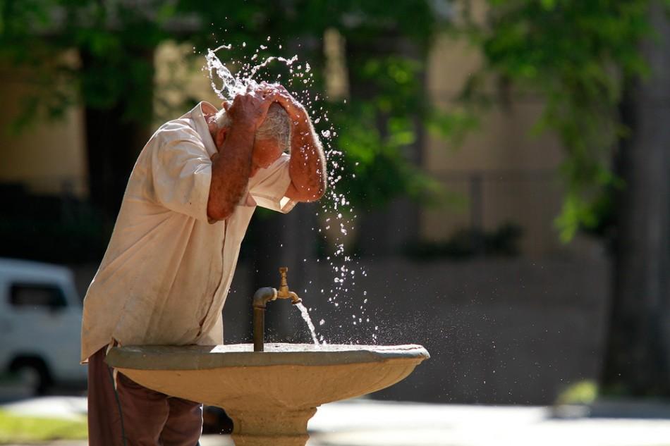 Homem se molha na pra&ccedil;a Carlos Gomes, em Campinas: calor escaldante ( Leandro Ferreira/AAN)