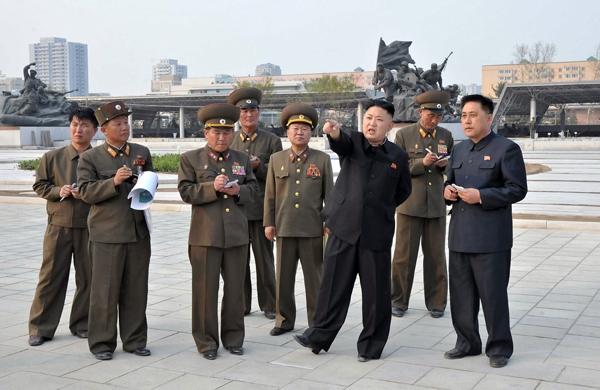 Kim Jong-Un (C) dá instruções a militares na Coreia do Norte (France Press)