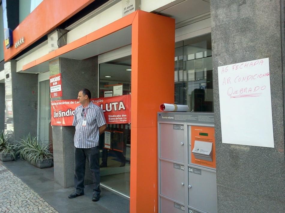 Banc&aacute;rios da ag&ecirc;ncia do Ita&uacute; da Avenida Francisco Glic&eacute;rio em Campinas est&atilde;o paralisados por falta de ar condicionado (Shana Maria Pereira/ Correio Popular)