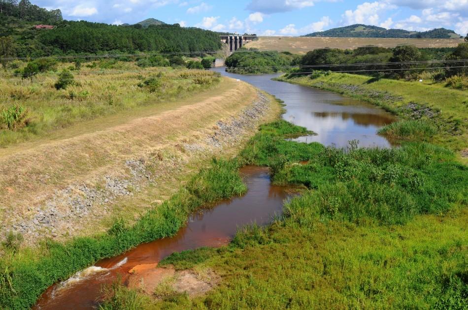 Represa do Jaguari, que abastece a regi&atilde;o, est&aacute; com as comportas fechadas e n&iacute;vel do rio abaixou (Elcio Alves/AAN)