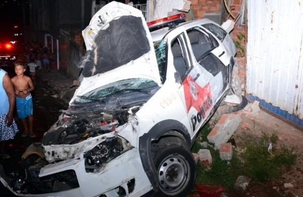 Motoristas passou com a carreta por cima da viatura e continuou a fuga ( Divulgação)