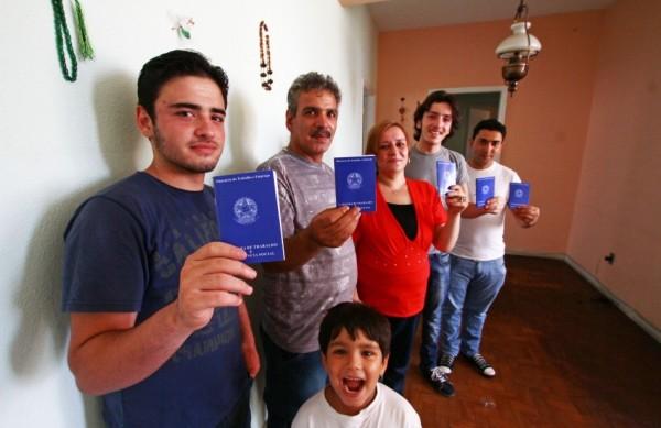 Khaled, Waleed, Intesar, Ahamad, Nemer e Mohamad (&agrave; frente): prontos para o mercado de trabalho ( Janaína Maciel/Especial a AAN )