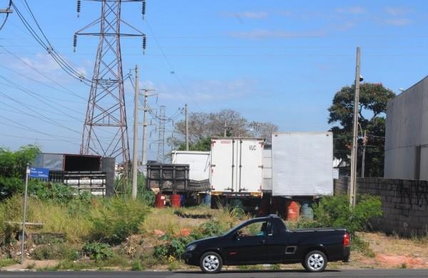 Ba&uacute;s de caminh&atilde;o colocados por empresa ocupam terreno que deveria servir de liga&ccedil;&atilde;o vi&aacute;ria: abandono ( Dominique Torquato/AAN)