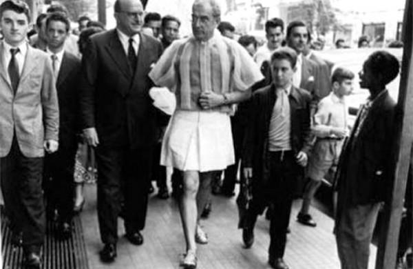 O artista Flavio de Carvalho desfila em 1956 de saiote pelas ruas de S&atilde;o Paulo causando frisson ( Divulgação)