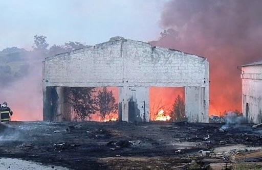 Equipes de bombeiros de Salto, Itu e Indaiatuba fizeram o combate ao inc&ecirc;ndio ( Divulgação)