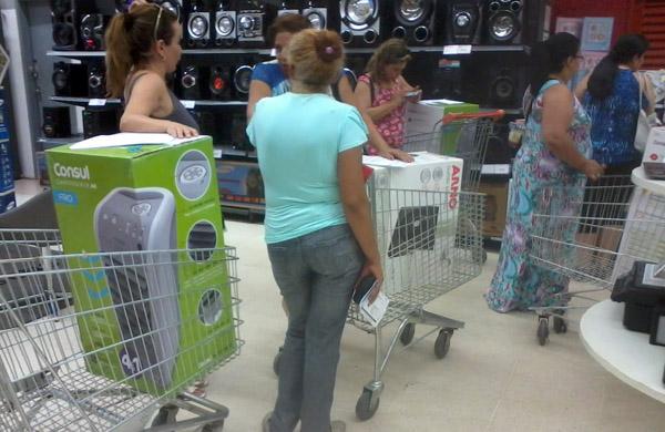 Calor gerou um aumento na procura por ar-condicionados e ventiladores nas lojas de todo pa&iacute;s (Eliane Santos/AAN)