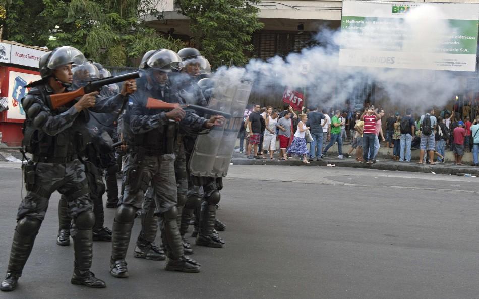 Policiais militares enfrentaram os manifestantes nas ruas do Rio de Janeior (Vanderlei Almeida/AFP)