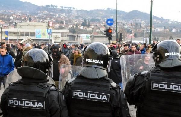 Milhares de pessoas foram &agrave;s ruas pelo segundo dia consecutivo em Tuzla (France Press)