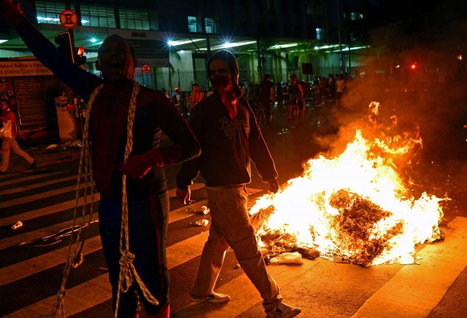 Andrade foi ferido quando estava na Central do Brasil cobrindo o protesto contra o aumento da passagem na cidade do Rio (AFP)