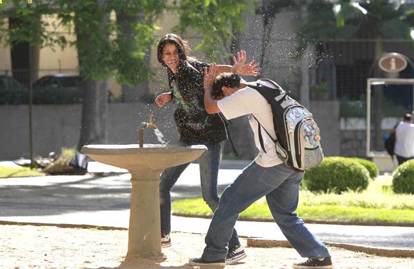 Estudantes brincam com a &aacute;gua na pra&ccedil;a Carlos Gomes, em Campinas, no in&iacute;cio de fevereiro ( Leandro Ferreira/AAN)