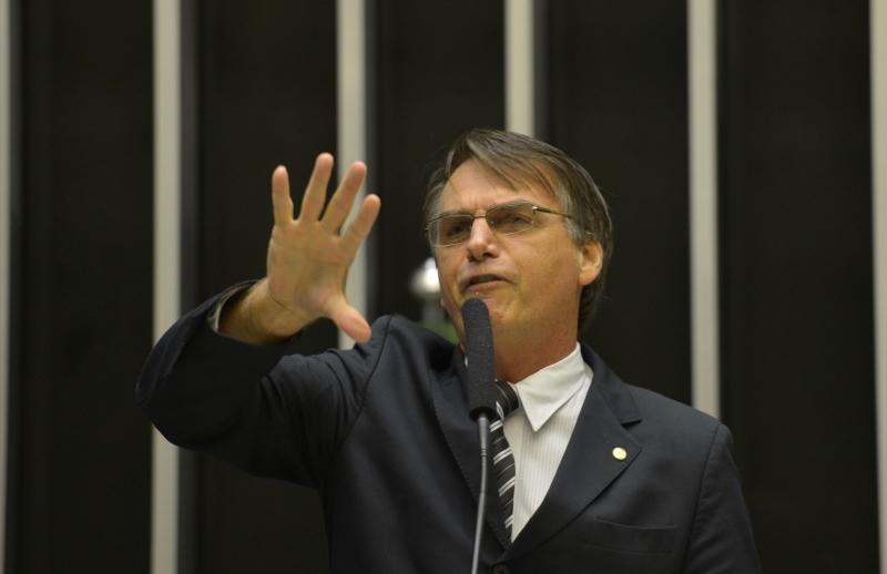 Pouco depois do ato, o pr&oacute;prio deputado Bolsonaro foi ao local e discutiu com as ativistas (Agência Brasil)