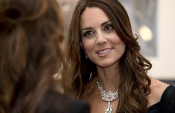 Kate estava legante em um vestido escuro assinado pela estilista Jenny Packham (France Press)