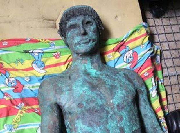 Imagem da est&aacute;tua do deus grego Apolo encontrada em Gaza  (AFP)