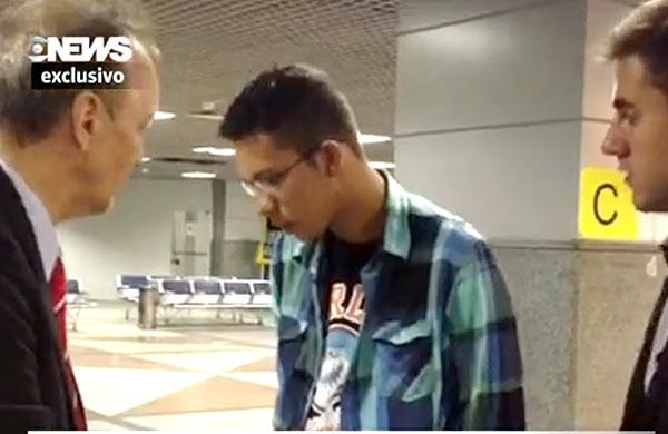 Caio Silva de Souza, acusado de disparar o artefato que matou Santiago Andrade, conversa com seu advogado ( Reprodução/Globo News)