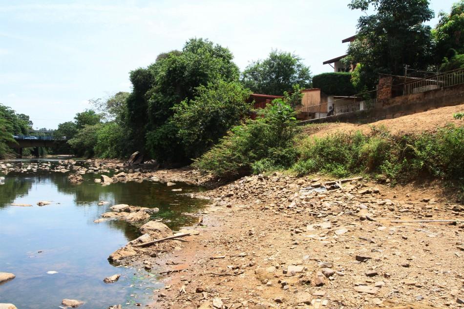 Casas nas margens jogam esgoto in natura ano Rio Atibaia ( Janaína Ribeiro/Especial a AAN )