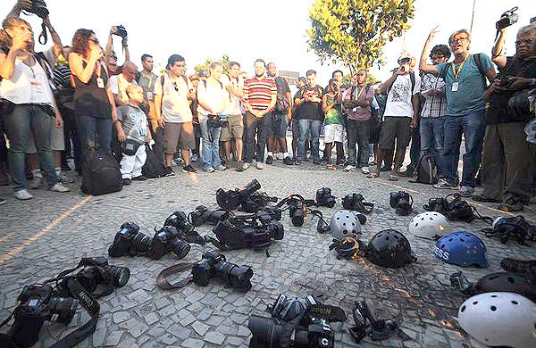 Cinegrafista da TV Bandeirantes morreu dias depois de ser atingido na cabe&ccedil;a por um roj&atilde;o durante manifesta&ccedil;&atilde;o no centro do Rio (Agência Brasil)
