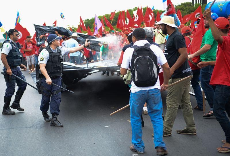 Trabalhadores sem terra, que participam do 6&ordm; Congresso Nacional do MST, fazem manifesta&ccedil;&atilde;o entrou em confronto com a pol&iacute;cia (Agência Brasil)