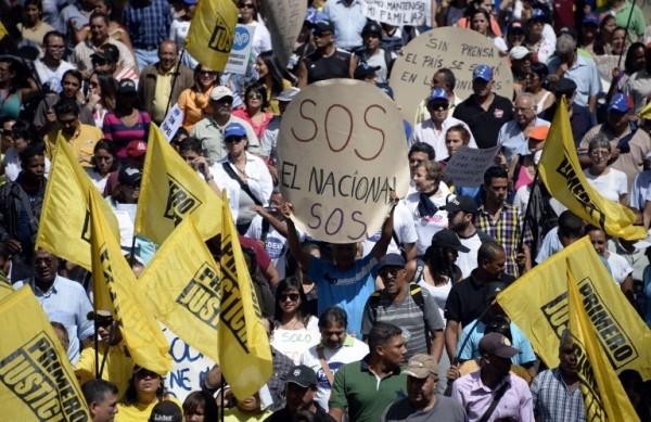 Estudantes simpatizantes da oposi&ccedil;&atilde;o, acompanhados de pol&iacute;ticos, se reuniram na Pra&ccedil;a Venezuela, no centro de Caracas (France Press)