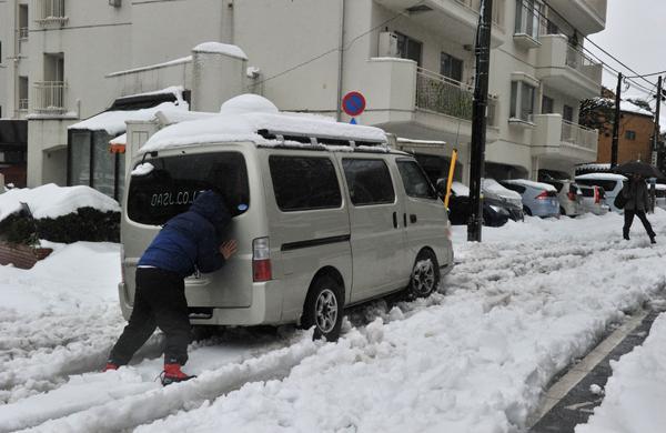 Ruas e cal&ccedil;adas est&atilde;o cobertas por um manto branco de pelo menos 20 cent&iacute;metros de espessura (AFP PHOTO / Yoshikazu TSUNO )
