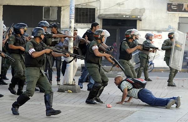 For&ccedil;as de seguran&ccedil;a venezuelanas avan&ccedil;am contra estudantes em protesto no Pa&iacute;s (France Press)