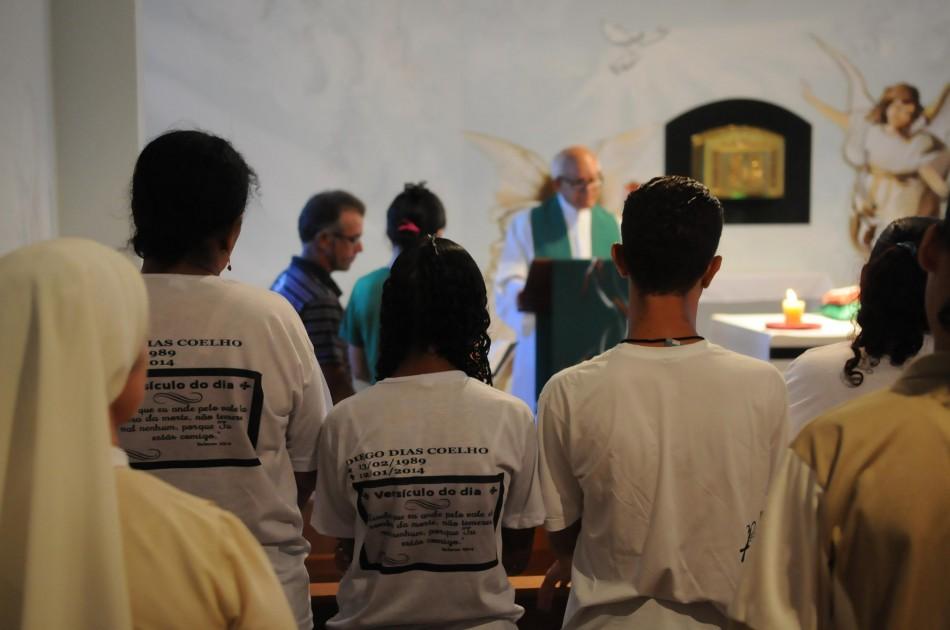 Missa na Par&oacute;quia Dom Bosco, no Vida Nova, lembrou um m&ecirc;s da chacina em Campinas (Edu Fortes)
