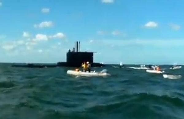 Submarino emerge no meio de uma prova de iatismo na Argentina (Reprodução)