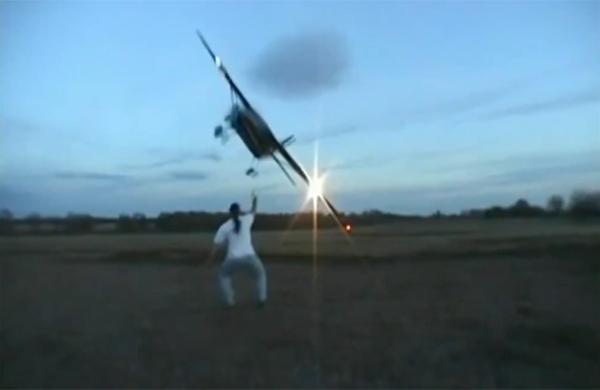Avi&atilde;o passa muito perto de homem durante manobra arriscada (Reprodução)