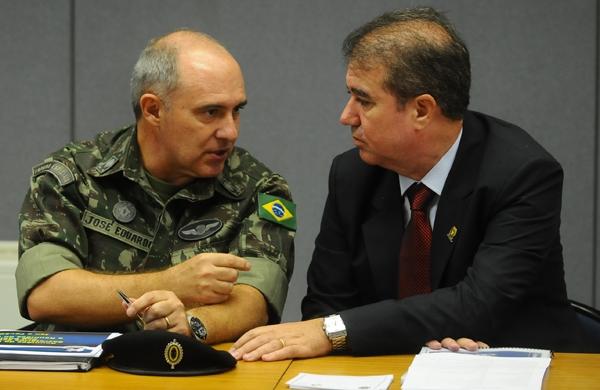 O general Jos&eacute; Eduardo Pereira conversa com o prefeito Jonas (Dominique Torquato/AAN)