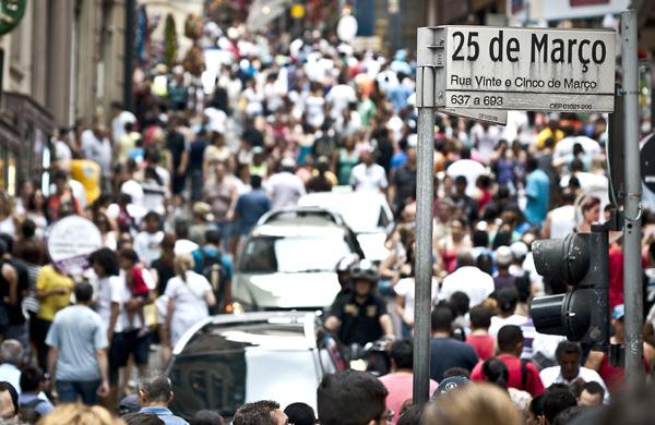 Imagem da Rua 25 de mar&ccedil;o, em S&atilde;o Paulo, um dos principais centros de compras do Pa&iacute;s (Agência Brasil)