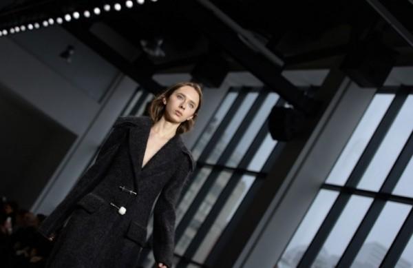 Modelo desfila com cole&ccedil;&atilde;o de Calvin Klein ena Semana de Moda de Nova York (France Press)