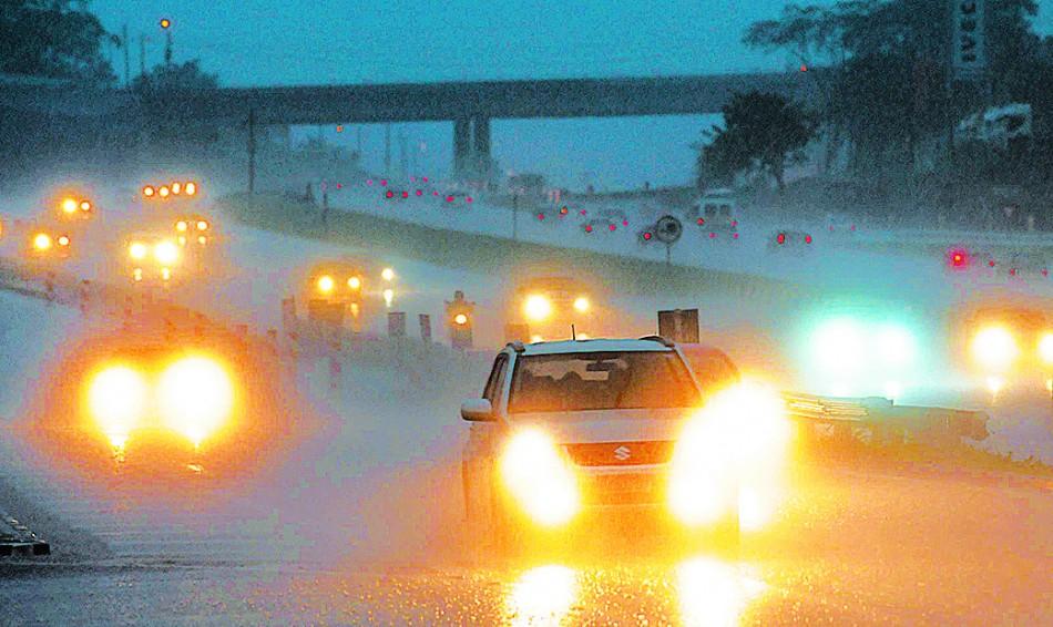 Movimento de veículos na Rodovia D. Pedro I nesta quinta, debaixo da forte chuva do início da noite  ( Edu Fortes/AAN)