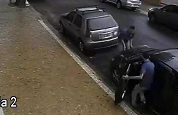 Suspeitos conseguem destravar ve&iacute;culo e tentam desligar alarme durante tentativa de furto (Reprodução)