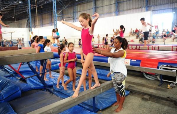 Daiane conversou com as alunas de gin&aacute;stica de Americana ( Divulgação)
