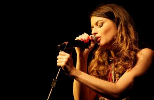 Luzia mostra can&ccedil;&otilde;es que comp&otilde;em seu primeiro disco ( Divulgação)