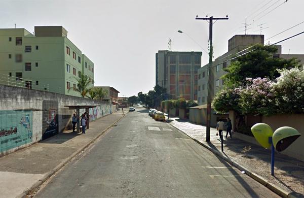 O assalto aconteceu por volta das 22h35 de domingo, na Rua Sylvio Carvalhaes, em Campinas (Captura de imagem/ Google Maps)