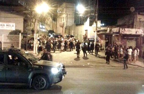 Moradores protestam por morte de idosa baleada no Complexo do Alem&atilde;o, Rio (Reprodução/Twitter Voz da Comunidade)