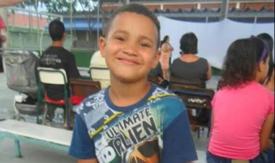 Gabriel Elp&iacute;dio Souza de Aguiar, de 8 anos, percorreu hospitais por dois dias at&eacute; a meningite ser diagnosticada (Arquivo pessoal)
