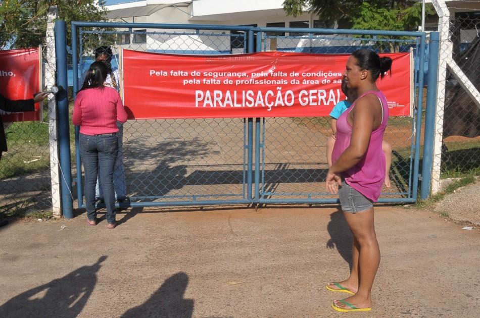 Uma faixa e cartazes em protesto a agressão foram colocados no alambrado do Centro de Saúde União dos Bairros ( Leandro Ferreira/AAN)
